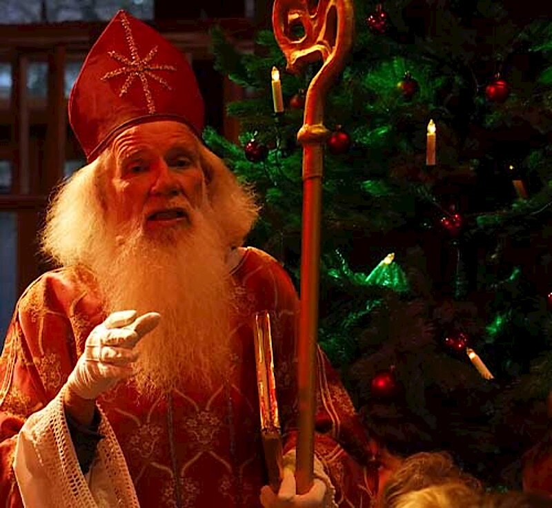 Nikolaus im Kostüm vor einem Weihnachtsbaum Nikolaus im Kostüm vor einem Weihnachtsbaum